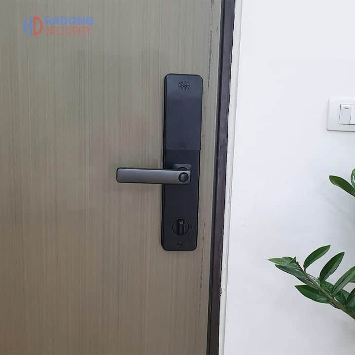 Khóa YLock YL-8880-B vân tay, thẻ từ, mật mã, chìa khoá